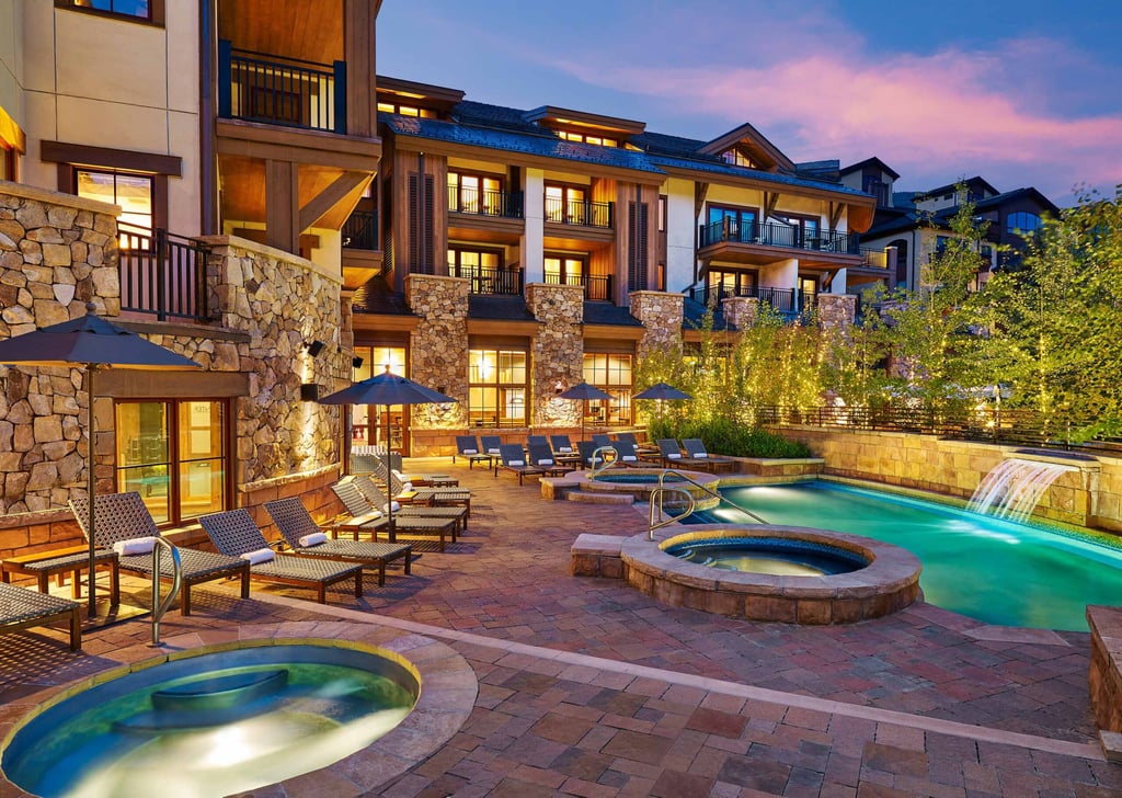 La zona de la piscina iluminada por la noche en The Sebastian - Vail