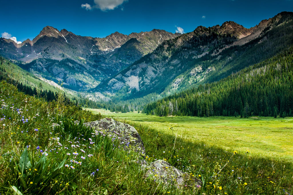 Vista del lago Piney en Vail Colorado en verano
